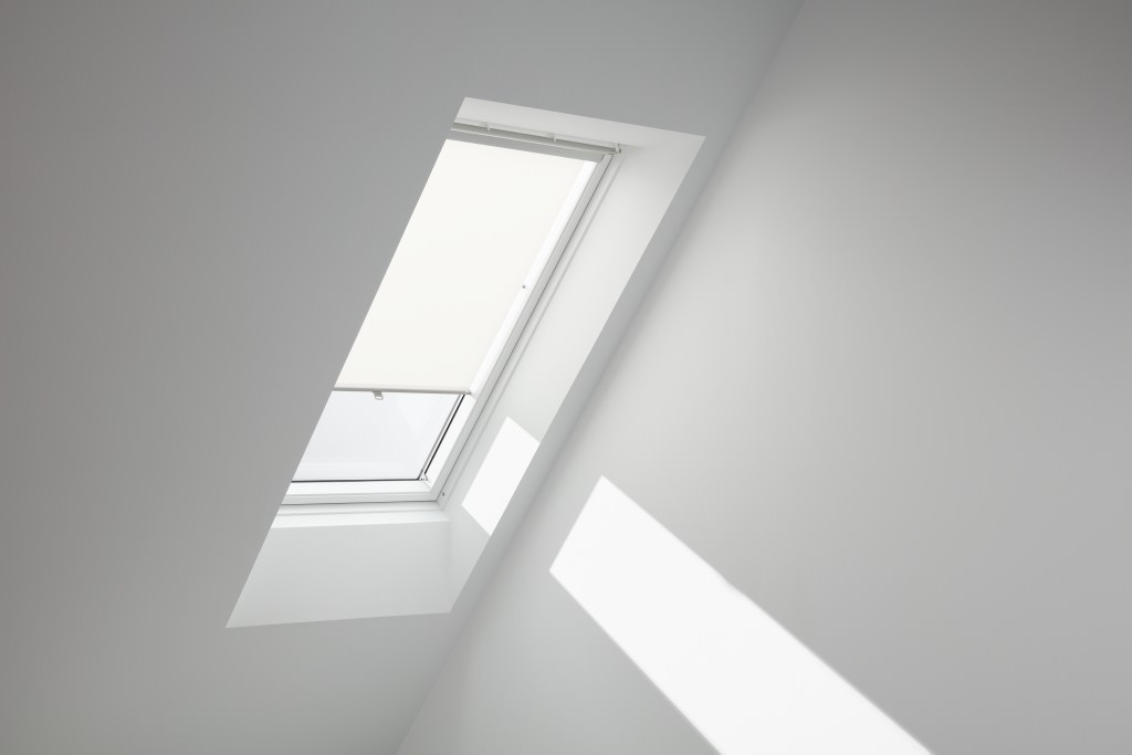 VELUX Sichtschutzrollo mit Haltekrallen für ältere Kunststofffenster RHU-RHU1001028M