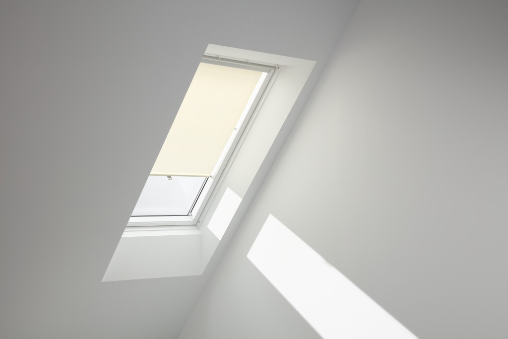 VELUX Sichtschutz-Rollo manuell mit Haltekrallen RLT-RLT1031086M
