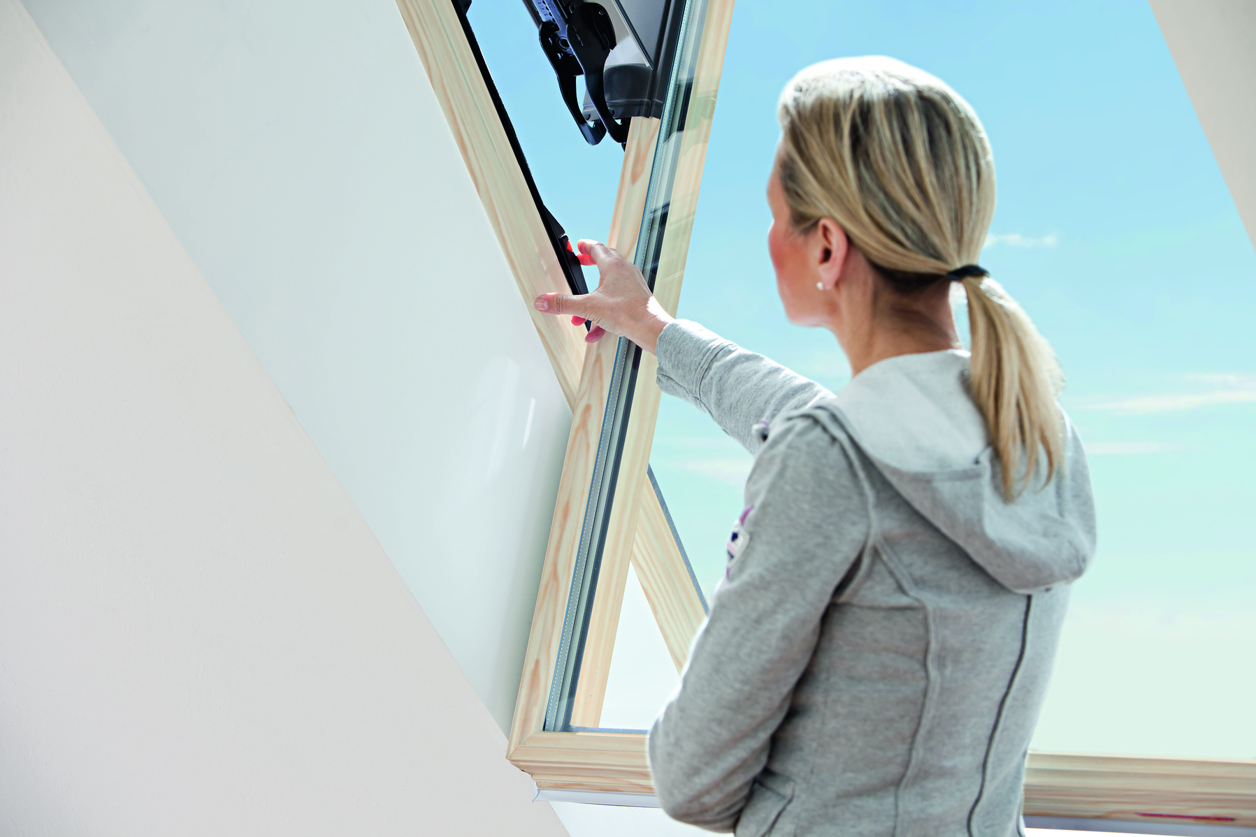 Roto Designo Klapp-Schwingfenster R8 Holz-807265M Person, Fenster