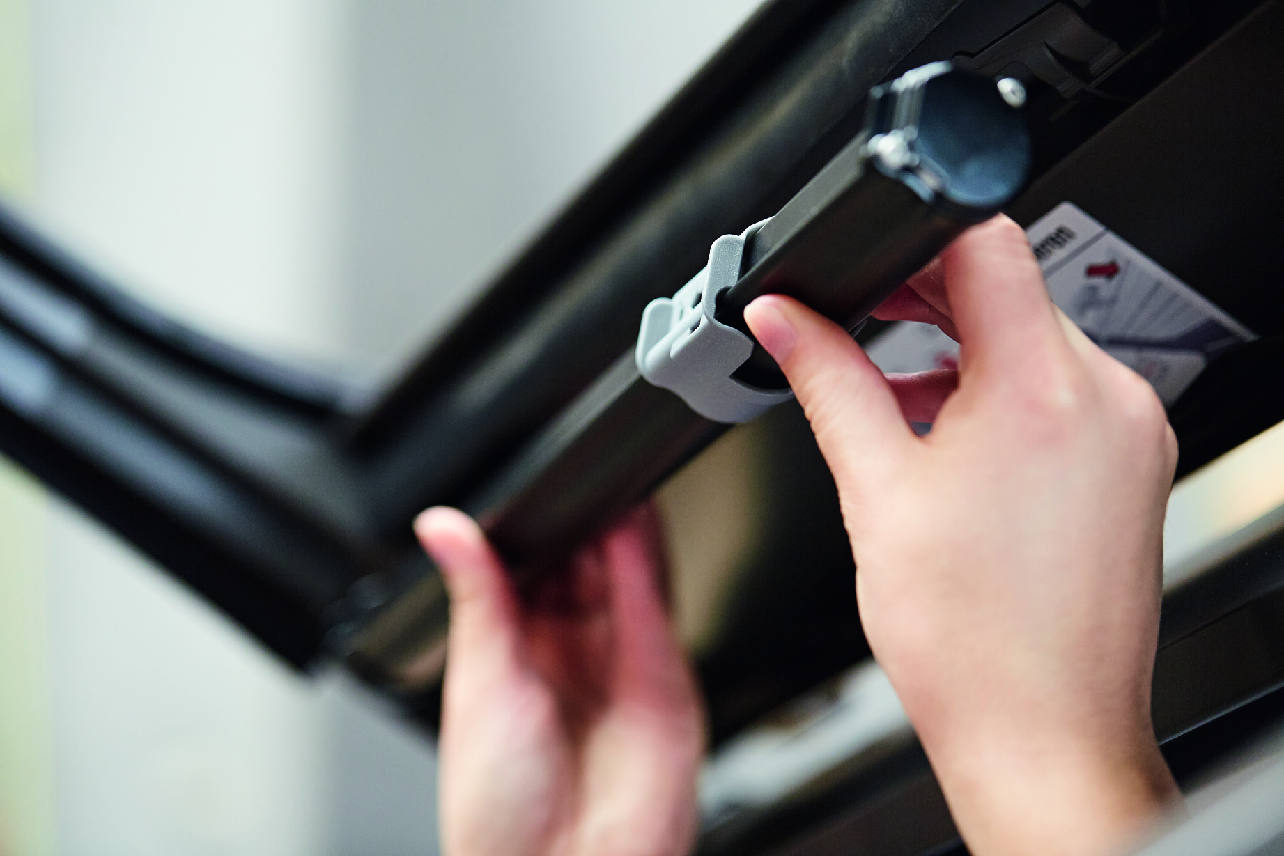 Roto Designo R8 Außenrollladen Austauschfenster ZRO-2032886M Finger, Hand, Person, Leichtmetallfelge, Rad